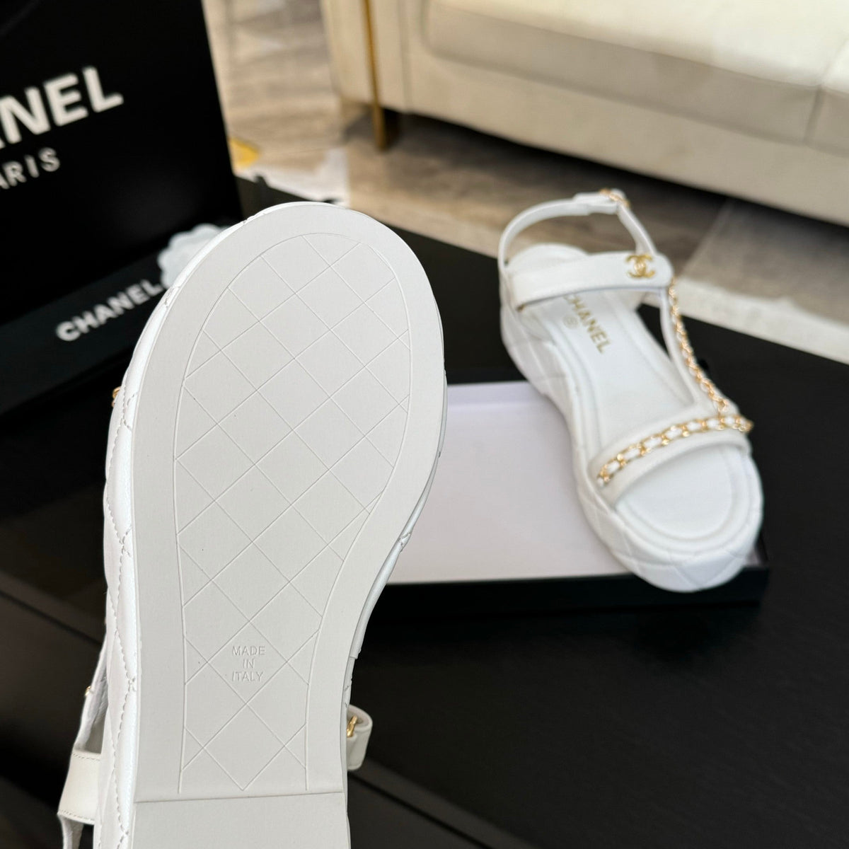 FLAT SANDALS IN WHITE LAMBSKIN WITH GOLD CHAIN
