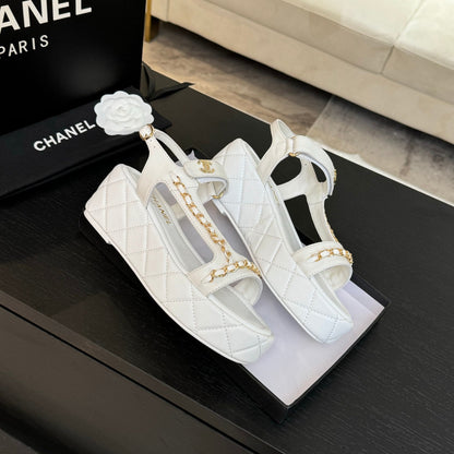 FLAT SANDALS IN WHITE LAMBSKIN WITH GOLD CHAIN