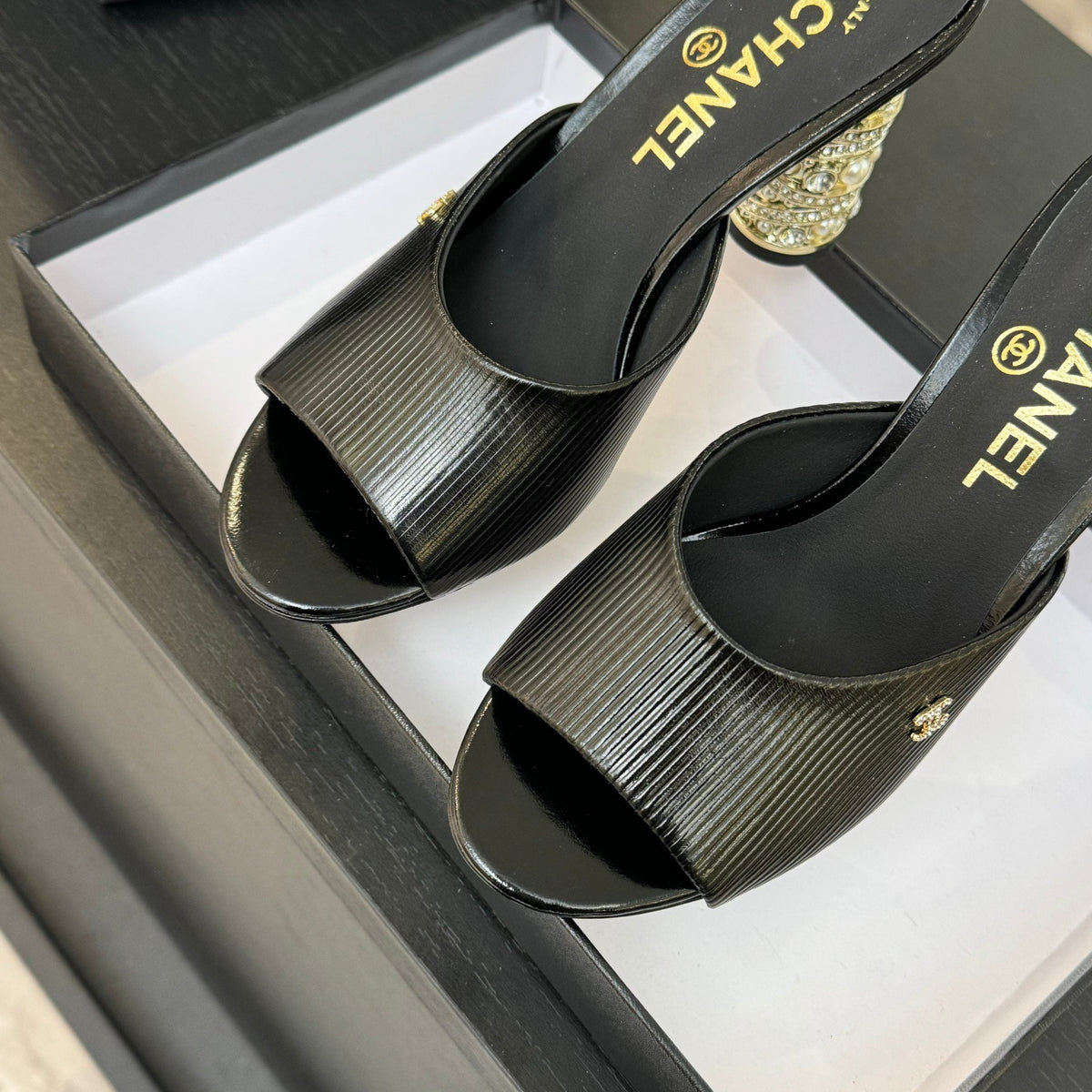 T-STRAP PEARL HEEL 85 MM SANDALS IN BLACK LAMBSKIN MULE