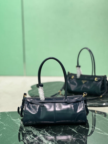 HANDBAG 32 IN BLACK SOFT SMOOTH LAMBSKIN
