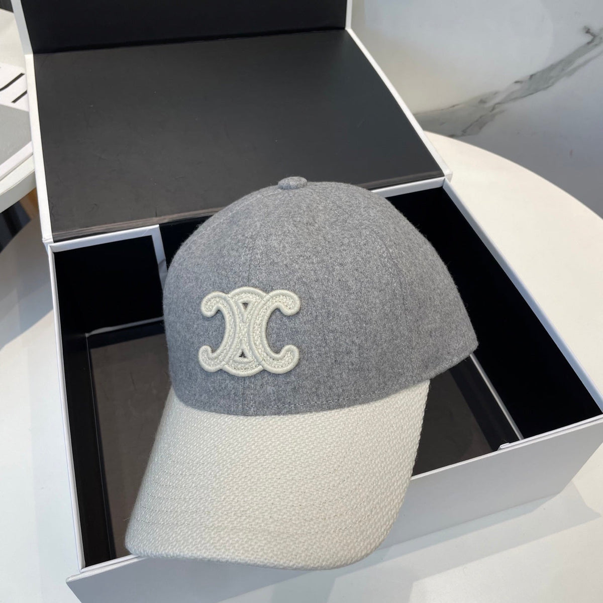 BASEBALL CAP MODEL 652410 IN WHITE AND GRAY FELTED FABRIC