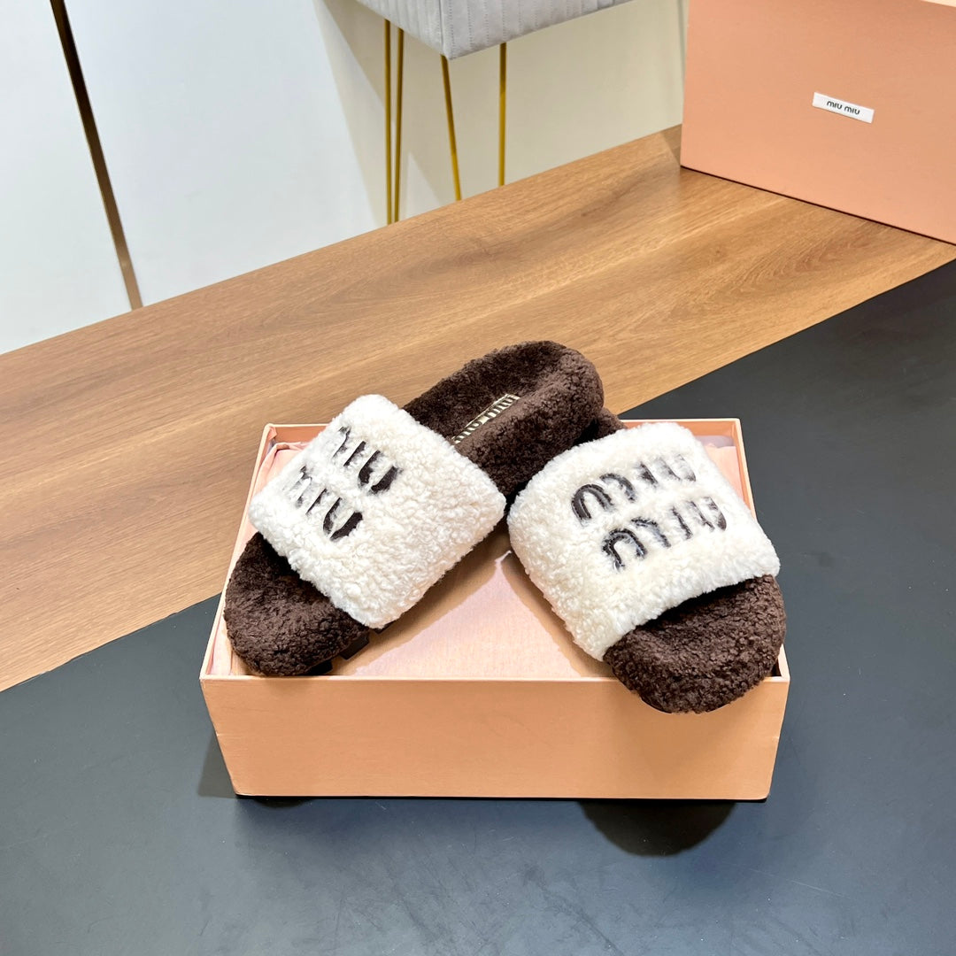 WOOL SLIPPER WHITE AND CHOCOLATE