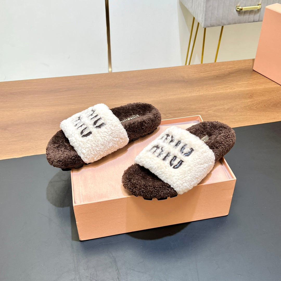 WOOL SLIPPER WHITE AND CHOCOLATE