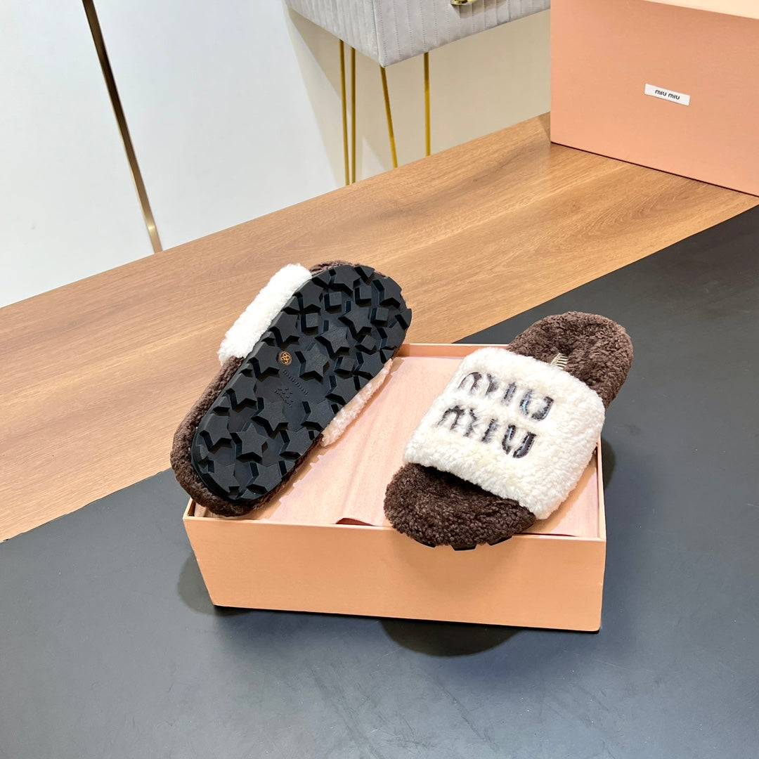 WOOL SLIPPER WHITE AND CHOCOLATE