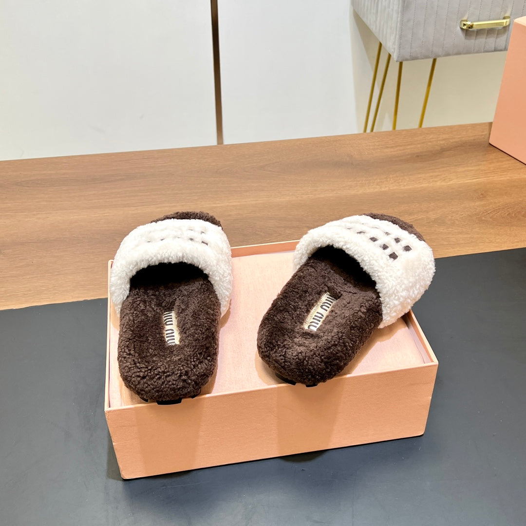 WOOL SLIPPER WHITE AND CHOCOLATE
