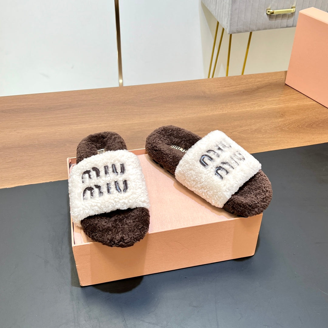 WOOL SLIPPER WHITE AND CHOCOLATE