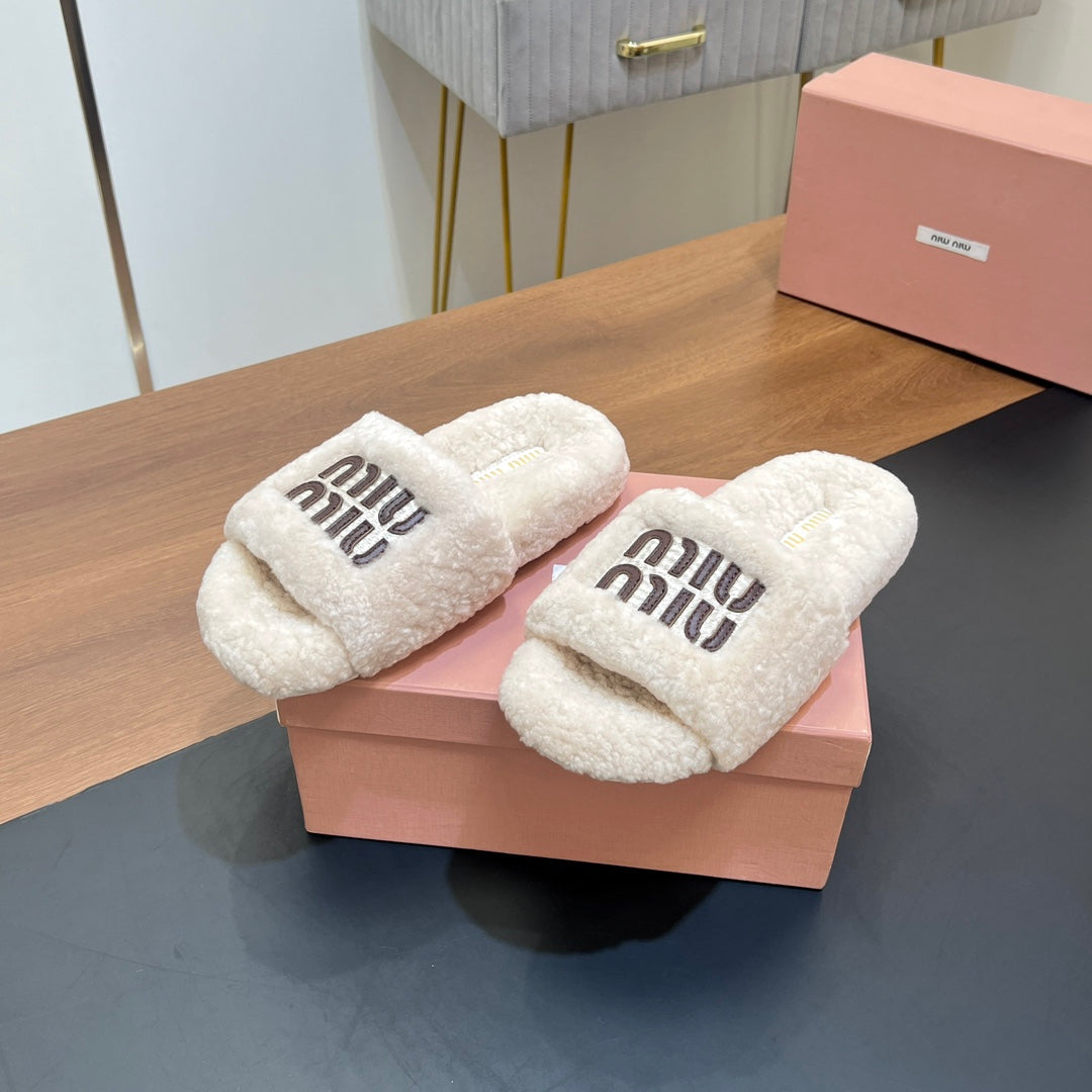 SLIPPERS IN WHITE LAMB WOOL