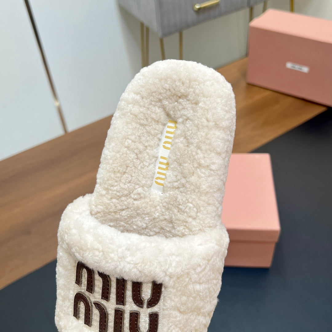 SLIPPERS IN WHITE LAMB WOOL