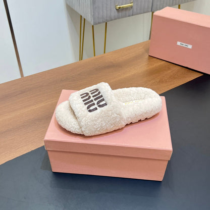 SLIPPERS IN WHITE LAMB WOOL