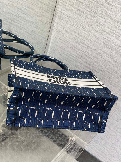 MISS MEDIUM TOTE 36 IN WHITE MIX DEEP COVE BLUE CANVAS
