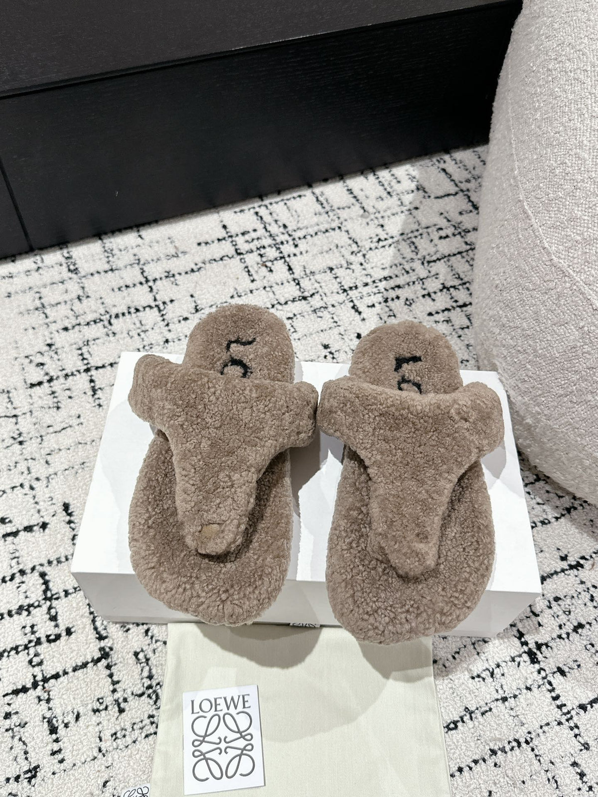 LW SHEARLING THONG SLIPPER IN LIGHT BROWN