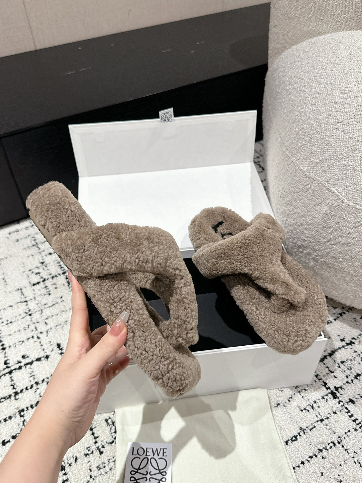 LW SHEARLING THONG SLIPPER IN LIGHT BROWN