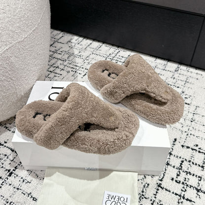 LW SHEARLING THONG SLIPPER IN LIGHT BROWN