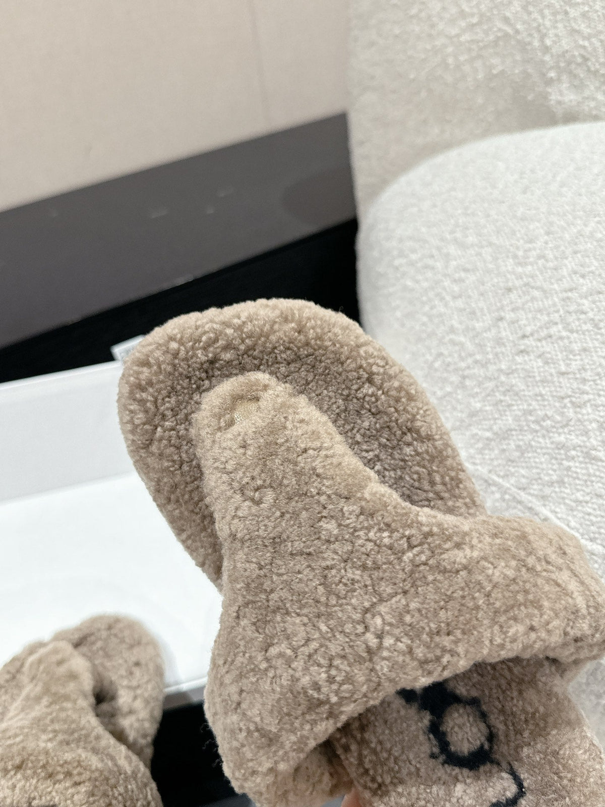 LW SHEARLING THONG SLIPPER IN LIGHT BROWN