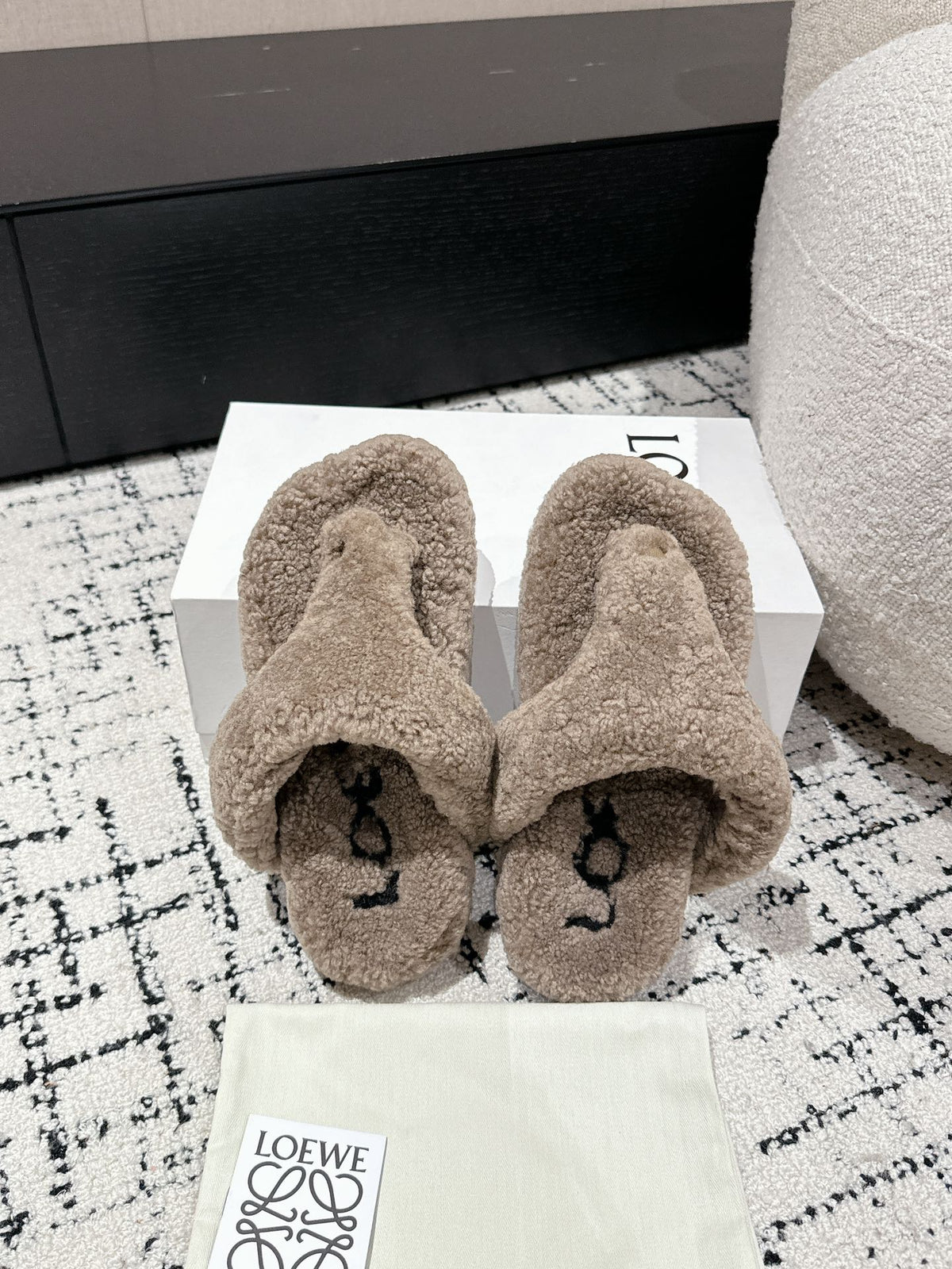 LW SHEARLING THONG SLIPPER IN LIGHT BROWN