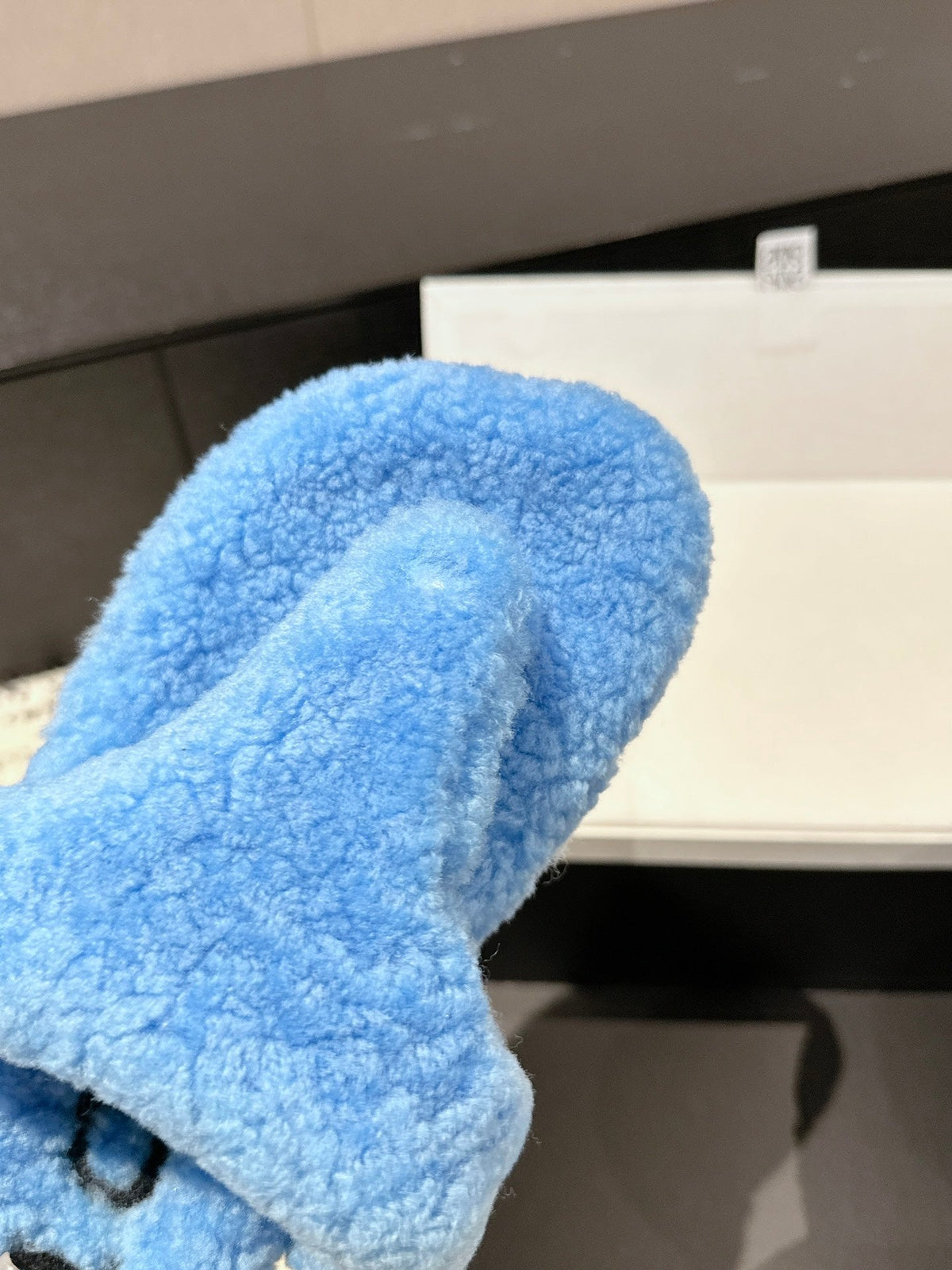 LW SHEARLING THONG SLIPPER IN LAPIS