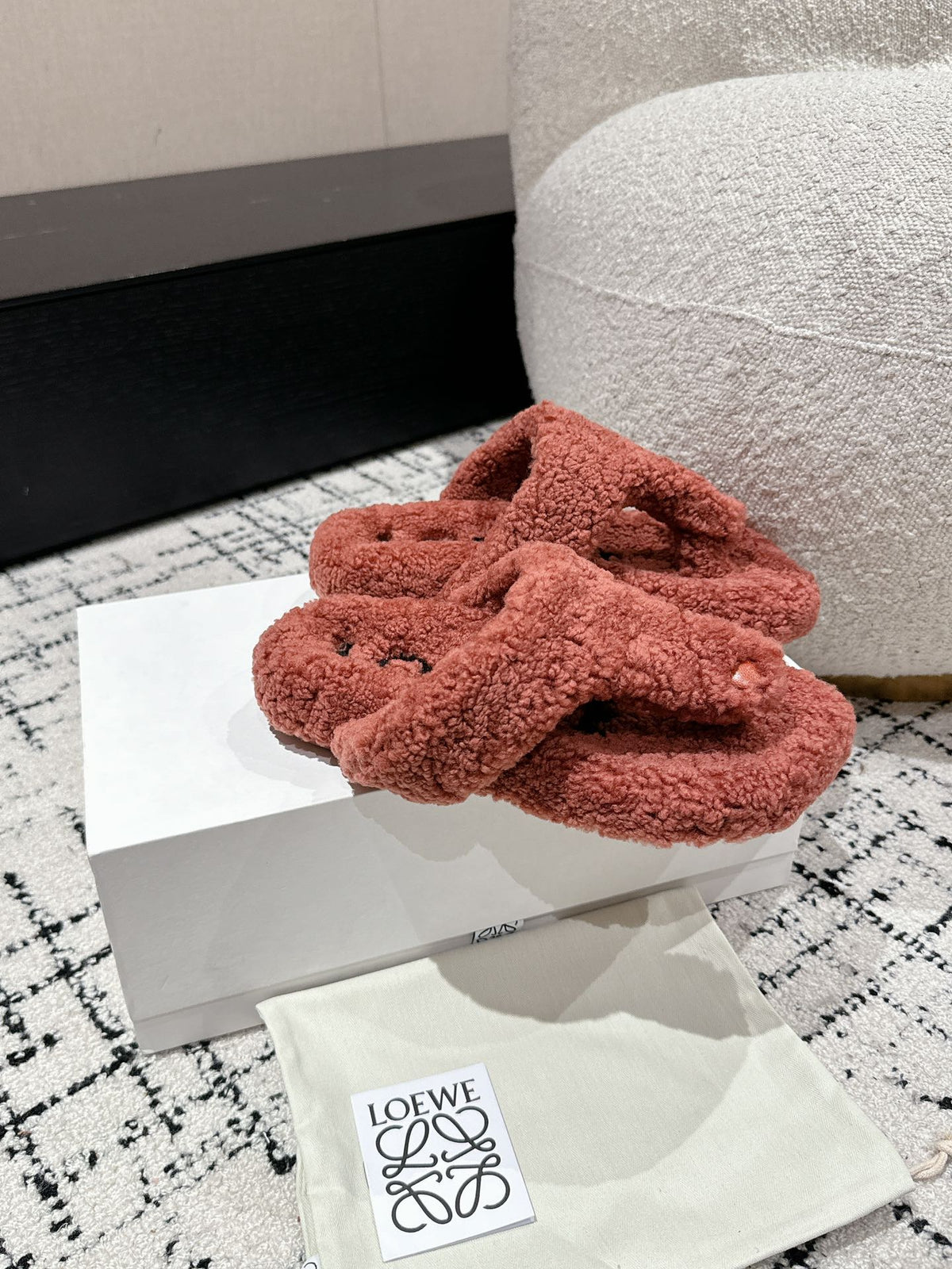 LW SHEARLING THONG SLIPPER IN BRICK