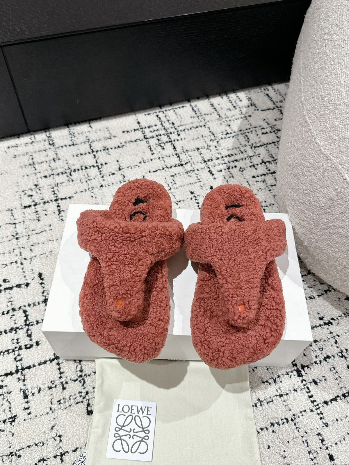 LW SHEARLING THONG SLIPPER IN BRICK
