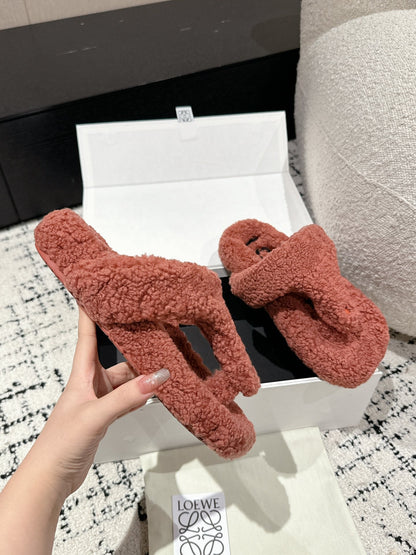LW SHEARLING THONG SLIPPER IN BRICK