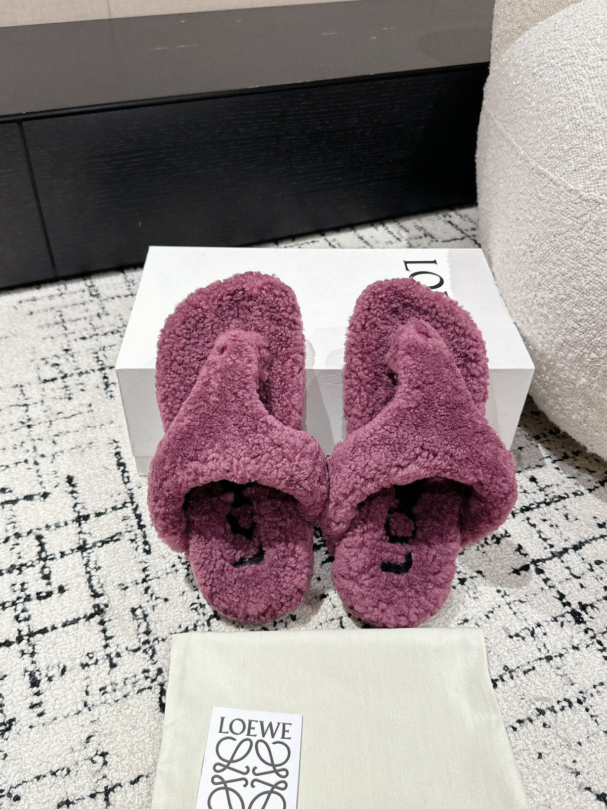 LW SHEARLING THONG SLIPPER IN GRAPE