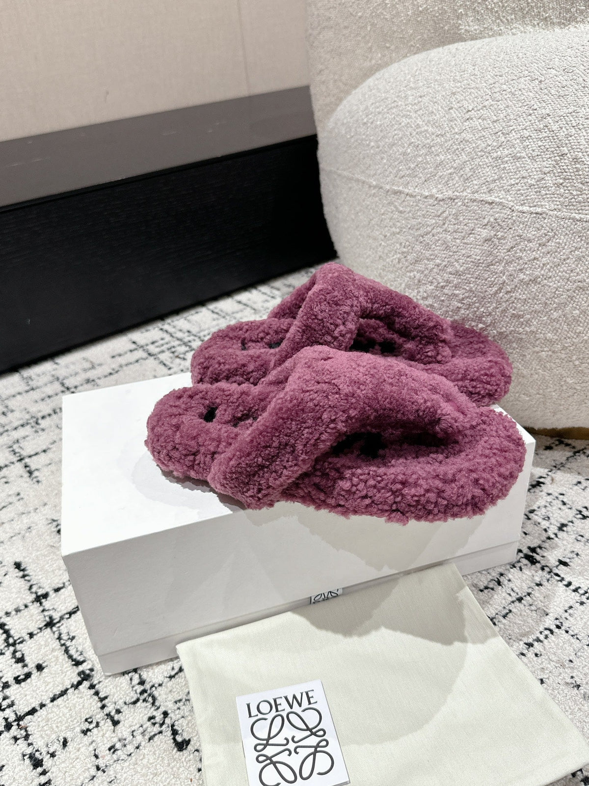 LW SHEARLING THONG SLIPPER IN GRAPE