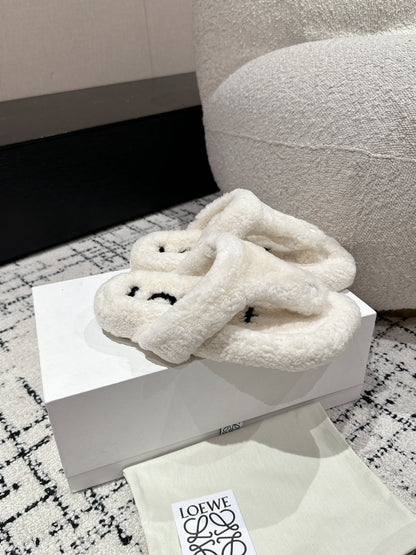 LW SHEARLING THONG SLIPPER IN WHITE