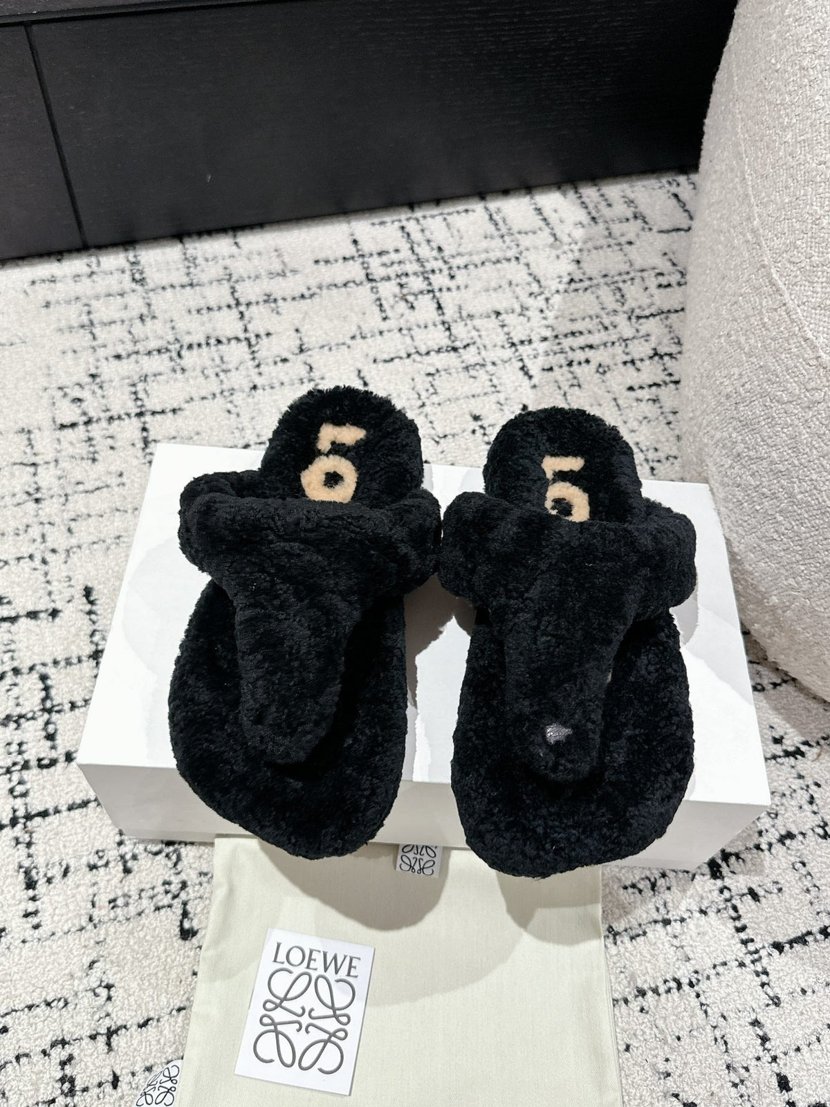 LW SHEARLING THONG SLIPPER IN BLACK
