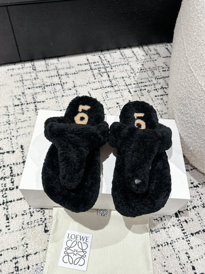 LW SHEARLING THONG SLIPPER IN BLACK
