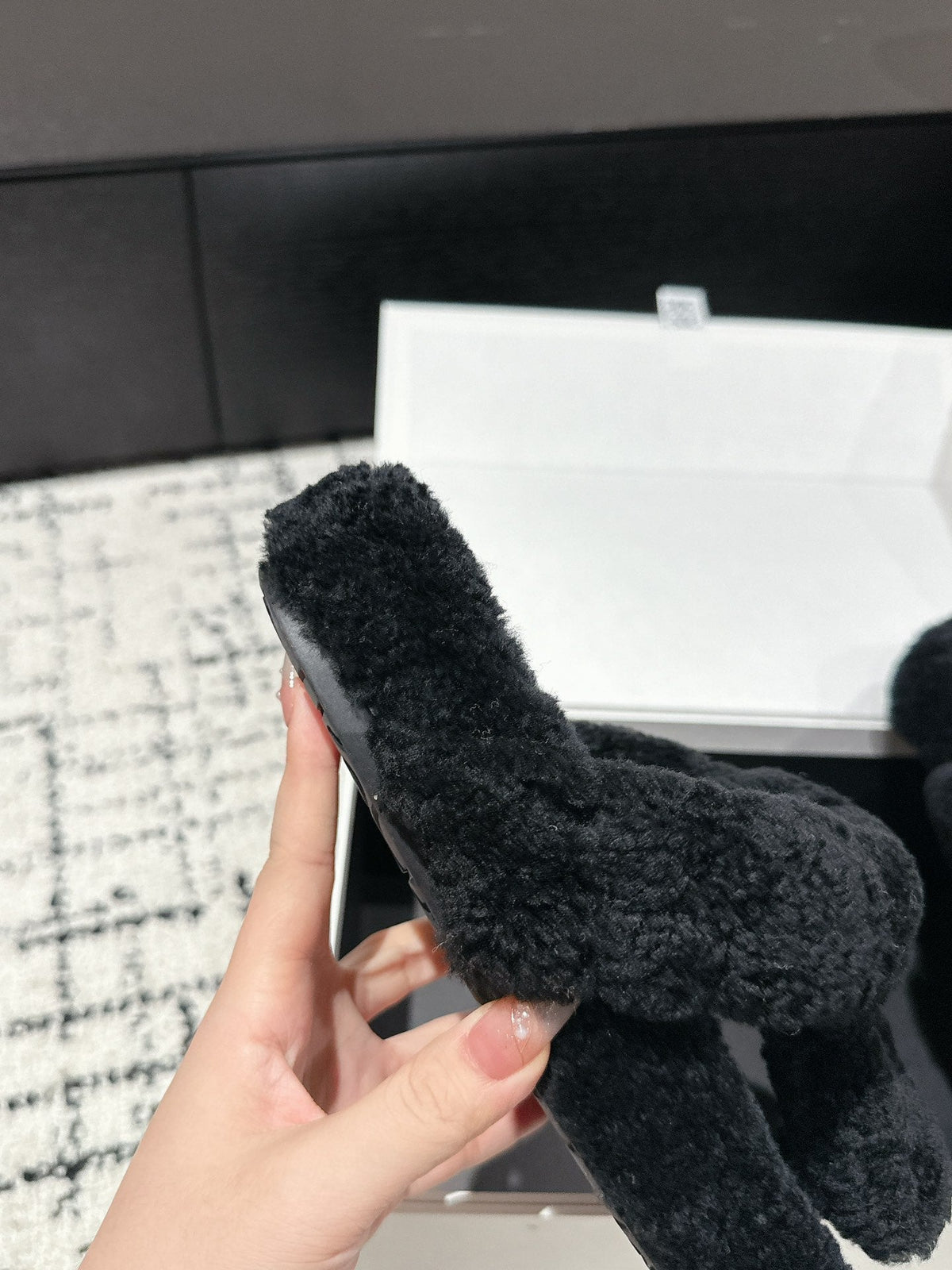 LW SHEARLING THONG SLIPPER IN BLACK