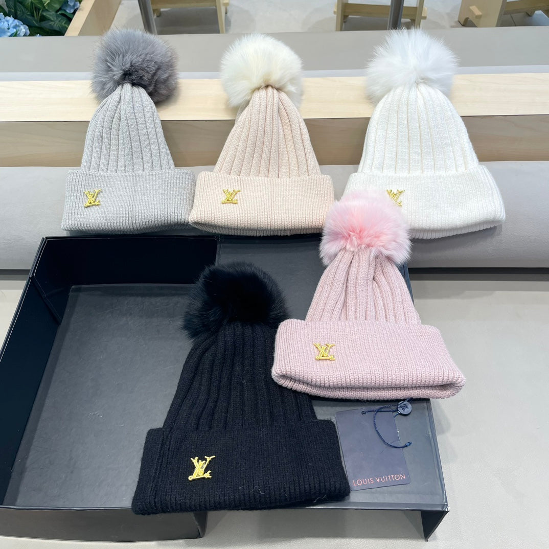 KNITTED BEANIE HAT IN BLACK WOOL AND FOX FUR 409788
