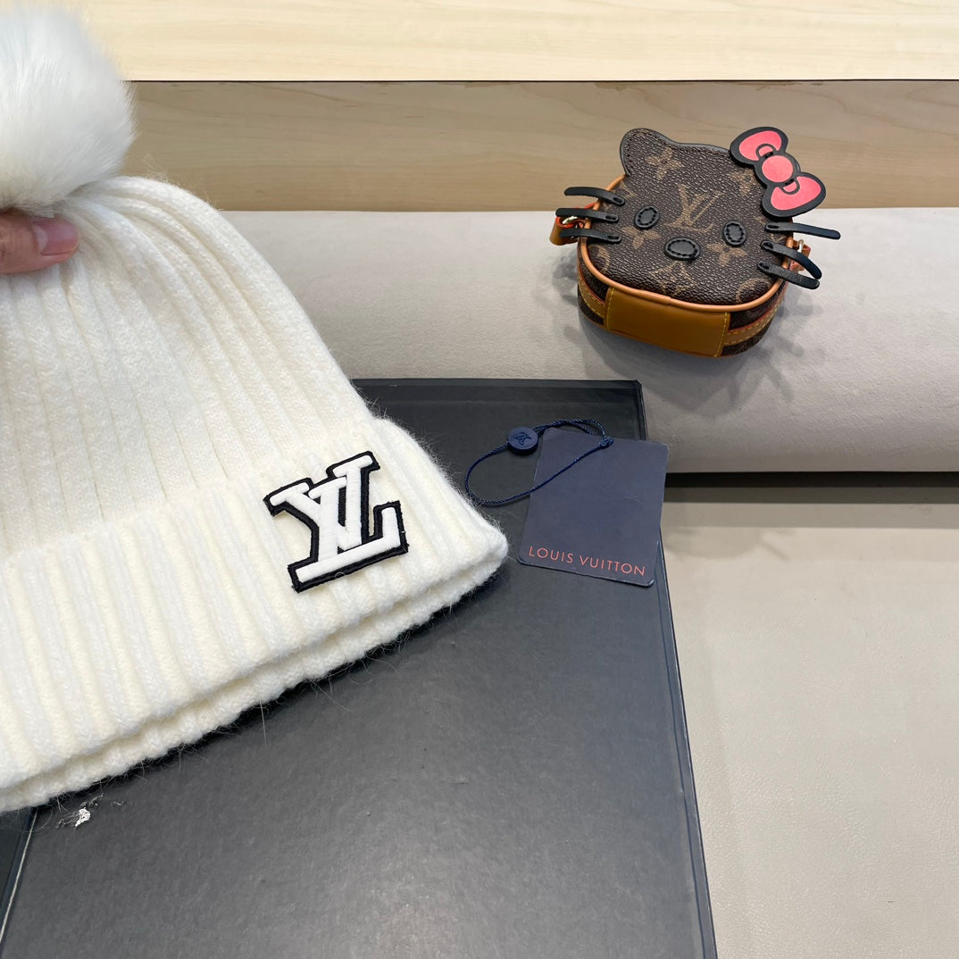KNITTED BEANIE HAT IN WHITE WOOL 413368