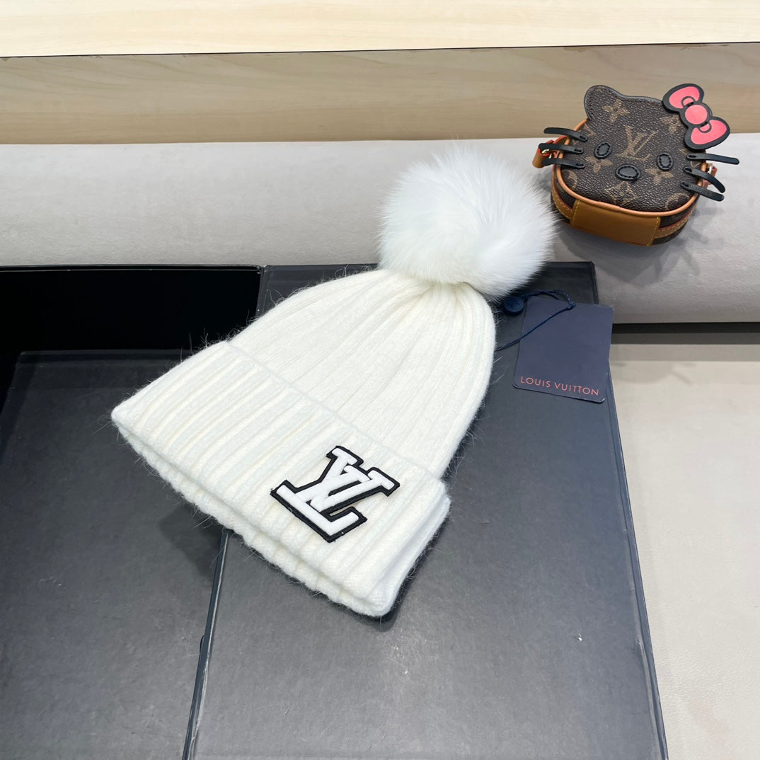 KNITTED BEANIE HAT IN WHITE WOOL 413368