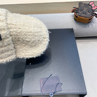 KNITTED BEANIE HAT IN LIGHT BEIGE WOOL 421267