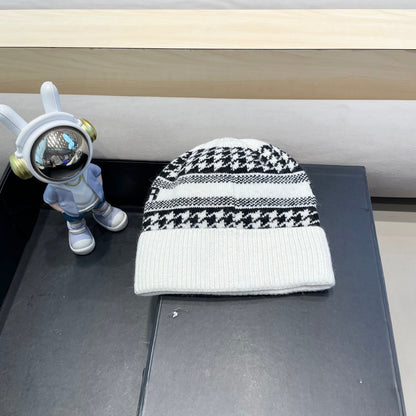 KNITTED BEANIE HAT IN WHITE MIX BLACK CASHMERE WOOL 422479