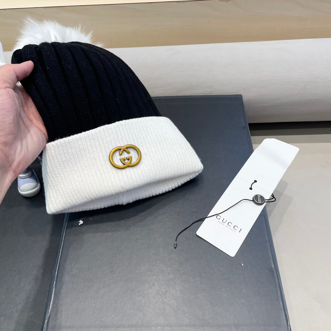 BEANIE HAT IN BLACK MIX WHITE WOOL AND FOX FUR 422524