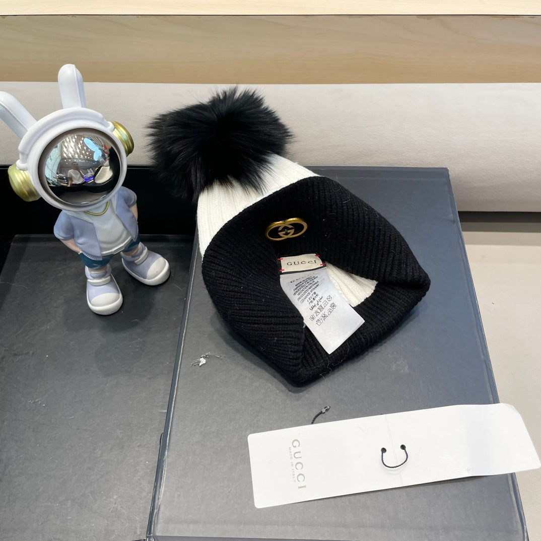BEANIE HAT IN BLACK MIX WHITE WOOL AND FOX FUR 422504