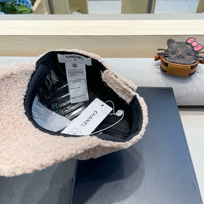 BASEBALL HAT IN LIGHT PINK LAMB FUR 424252