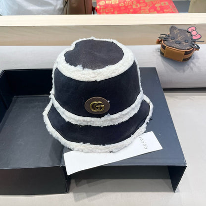 BUCKET HAT IN BLACK LAMBSKIN AND WHITE FLEECE 426223