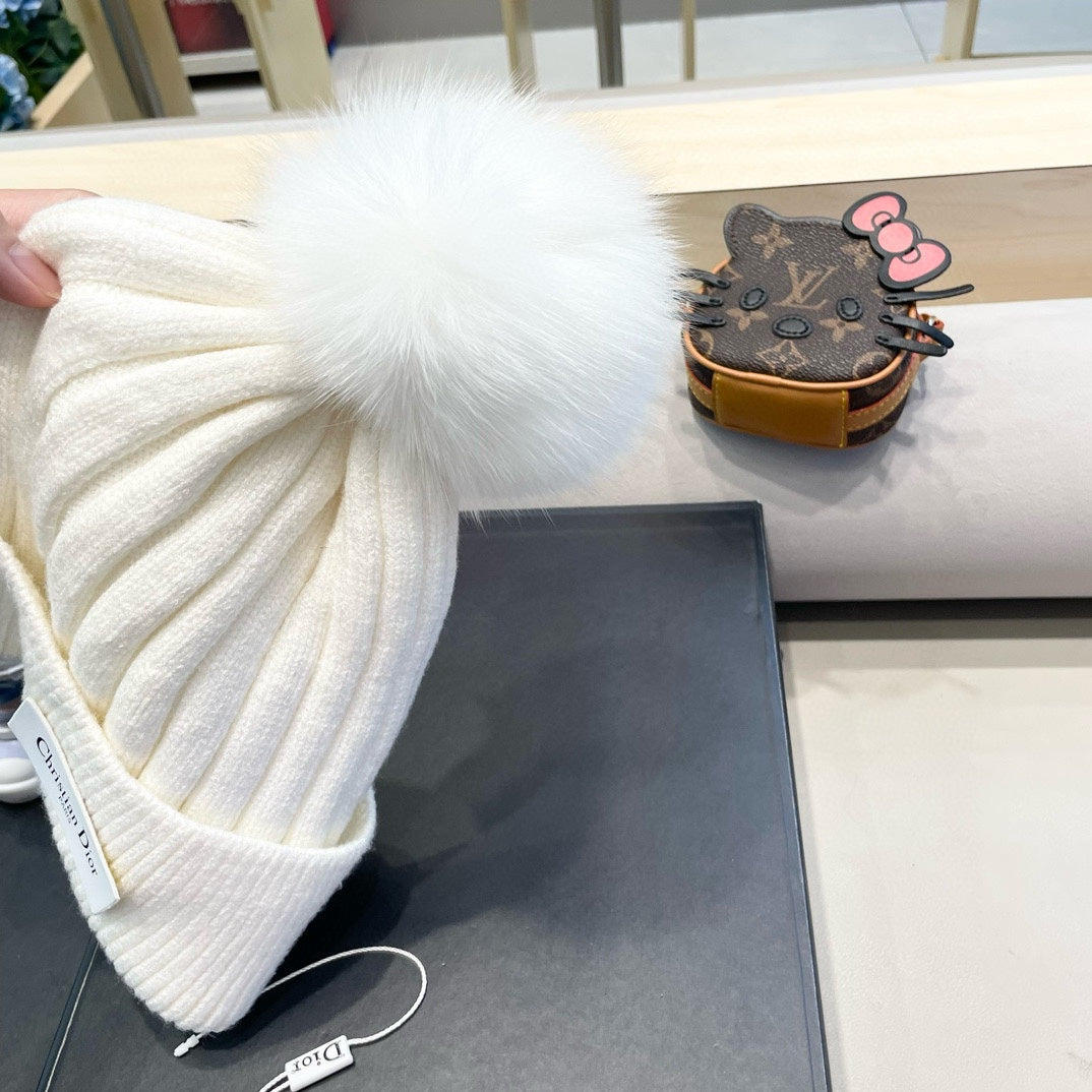 KNITTED BEANIE HAT IN WHITE WOOL AND FOX FUR 435031