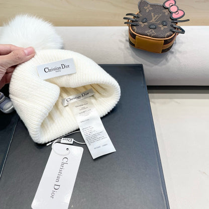 KNITTED BEANIE HAT IN WHITE WOOL AND FOX FUR 435031
