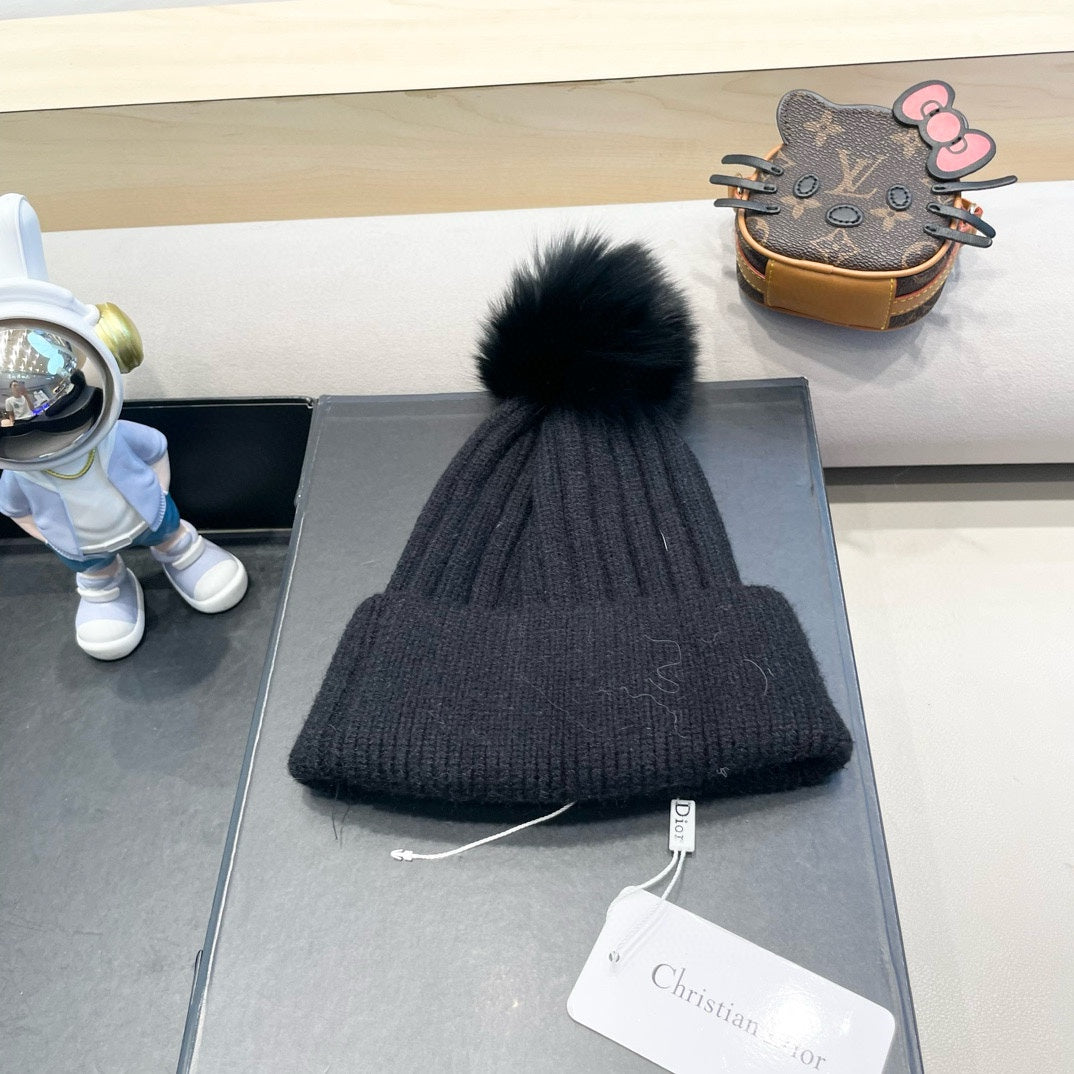 KNITTED BEANIE HAT IN BLACK WOOL AND FOX FUR 435035
