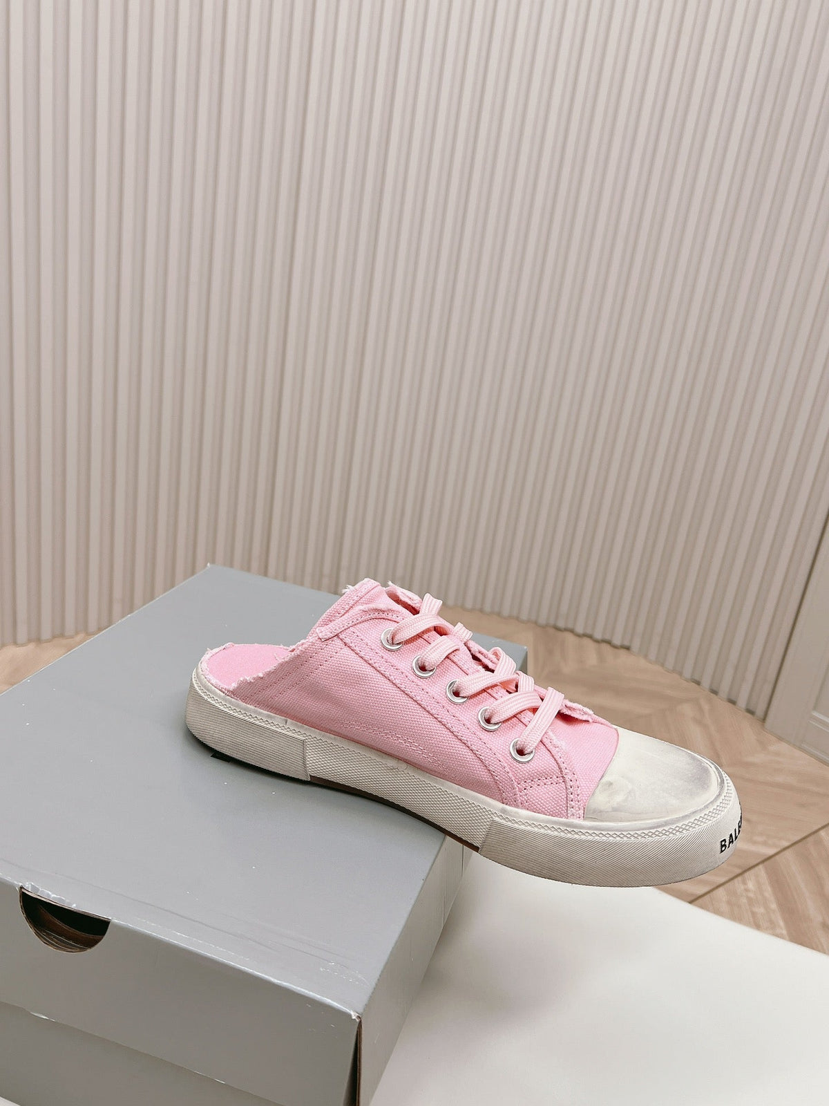 SNEAKER MULES IN PINK CANVAS GRAFFITI LOGO