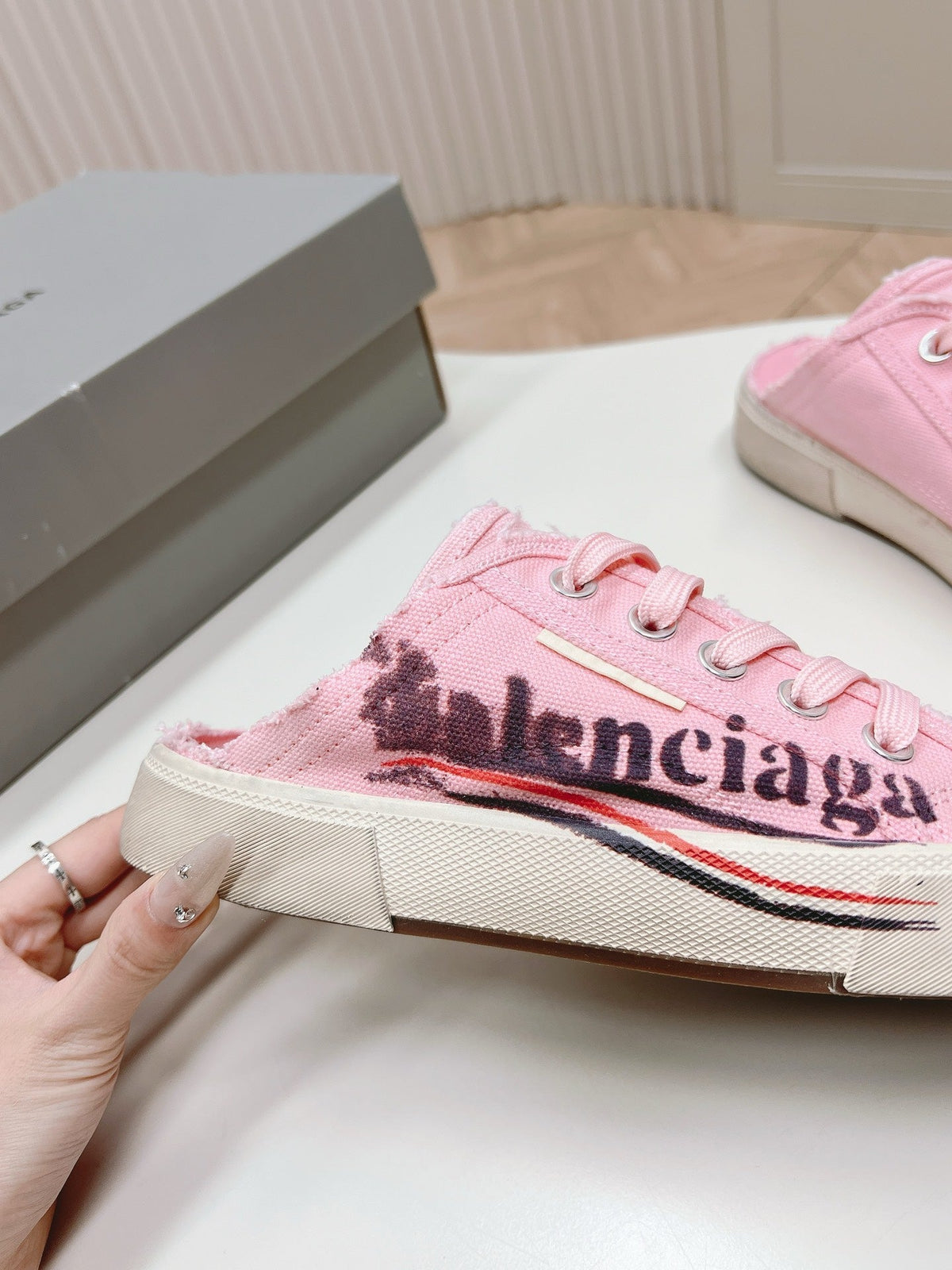 SNEAKER MULES IN PINK CANVAS GRAFFITI LOGO