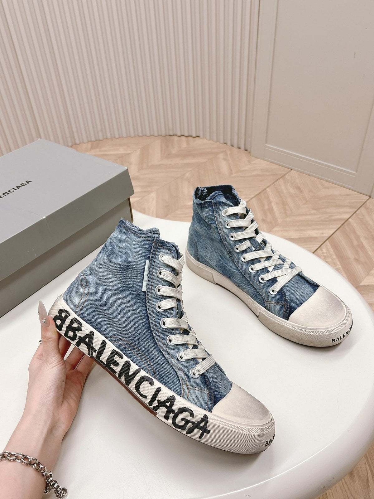 HIGH-TOP SNEAKERS IN BLUE DENIM LOGO PRINT