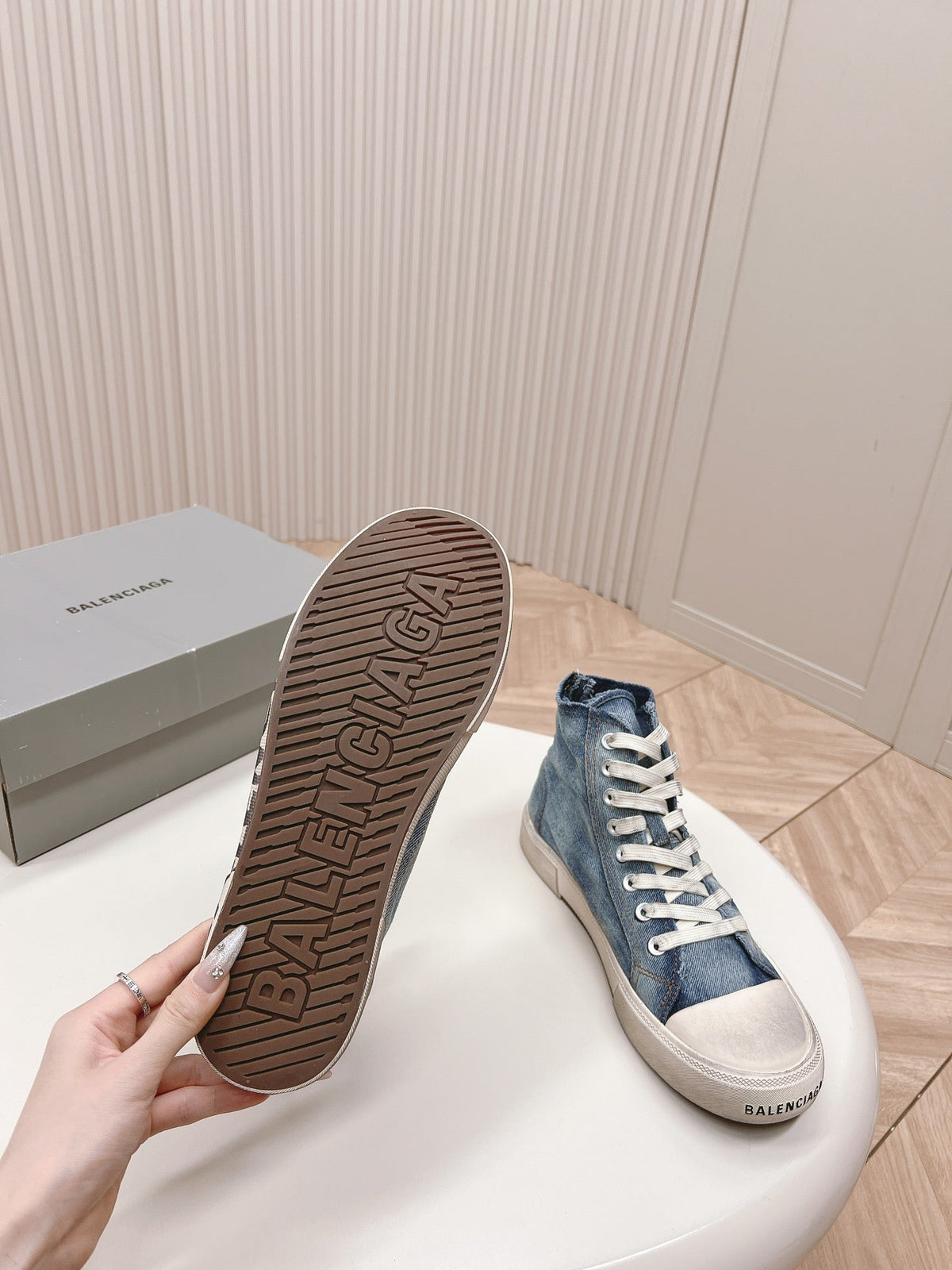 HIGH-TOP SNEAKERS IN BLUE DENIM LOGO PRINT