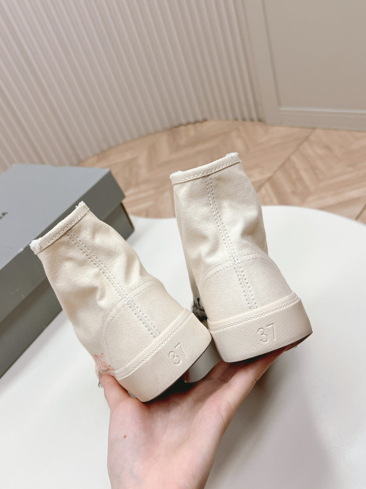 HIGH-TOP SNEAKERS GRAFFITI IN WHITE CANVAS