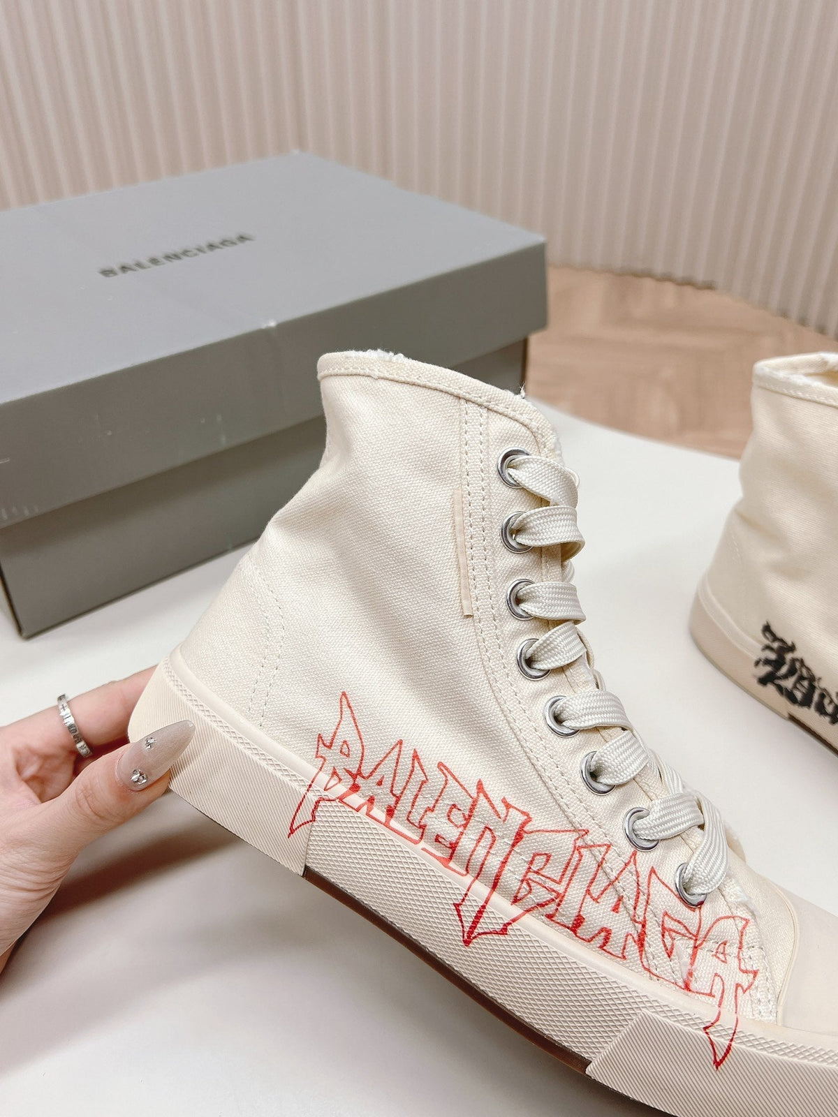 HIGH-TOP SNEAKERS GRAFFITI IN WHITE CANVAS