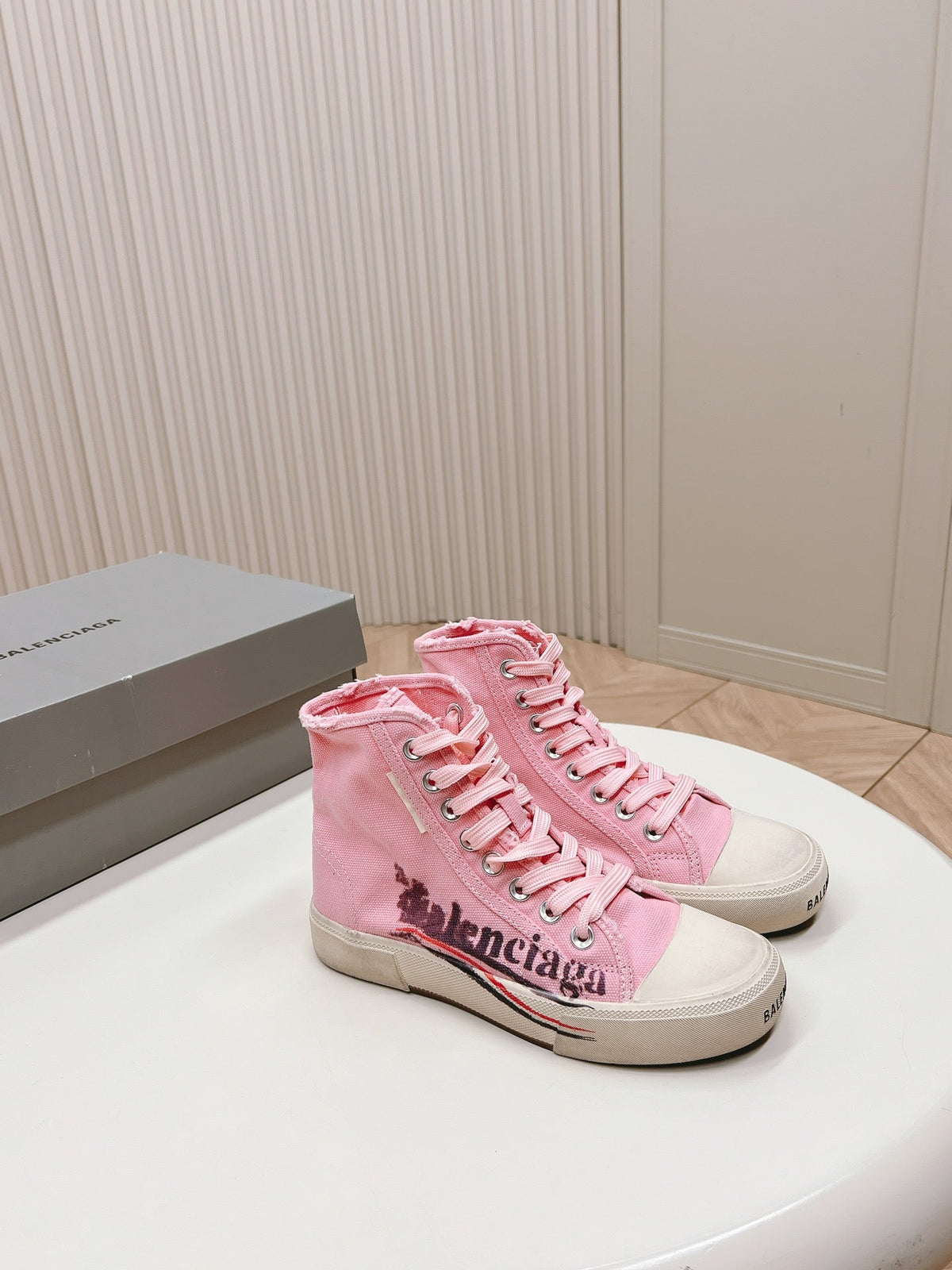 PINK CANVAS HIGH-TOP SNEAKERS LOGO GRAFFITI