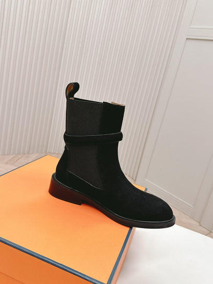 KELLY BUCKLE SHORT BOOTS IN BLACK SUEDE