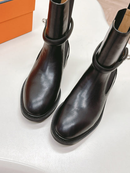 KELLY BUCKLE SHORT BOOTS IN BLACK CALFSKIN